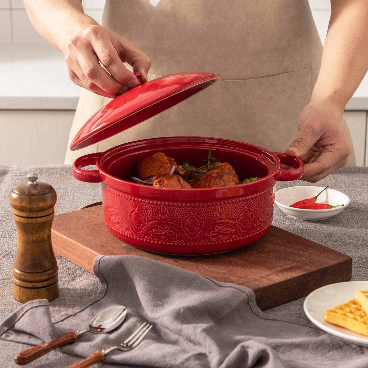 Casserole Dish, 2 Quart Round Ceramic Bakeware with Cover, Lace Emboss Baking Dish for Dinner, Banquet and Party (Red)