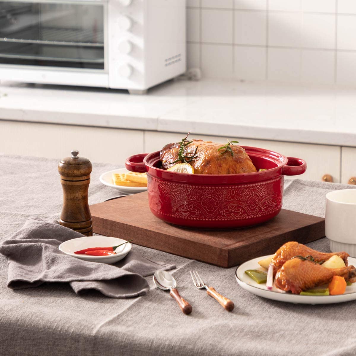Casserole Dish, 2 Quart Round Ceramic Bakeware with Cover, Lace Emboss Baking Dish for Dinner, Banquet and Party (Red)